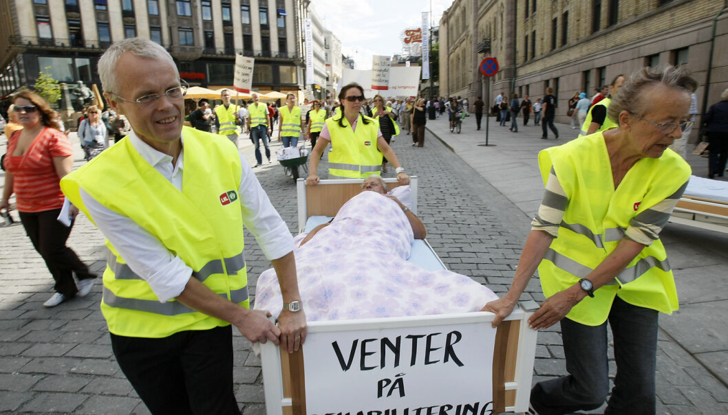 Flere hundre demonstranter fra LHL gikk i demonstrasjonstog til Stortinget sommeren 2007 der LHL overleverte over 200 000 underskrifter til Stortingets visepresident Carl I. Hagen. (Foto: Heiko Junge, Scanpix) Flere hundre demonstranter fra LHL gikk i demonstrasjonstog til Stortinget sommeren 2007 der LHL overleverte over 200 000 underskrifter til Stortingets visepresident Carl I. Hagen. (Foto: Heiko Junge, Scanpix)