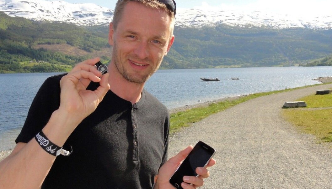 Solmynten kan festes på klær eller på et bånd rundt armen. Den måler solstrålene ut over dagen, ifølge oppfinner Åsulv Tønnesland. (Foto: SunSense) Solmynten kan festes på klær eller på et bånd rundt armen. Den måler solstrålene ut over dagen, ifølge oppfinner Åsulv Tønnesland. (Foto: SunSense)