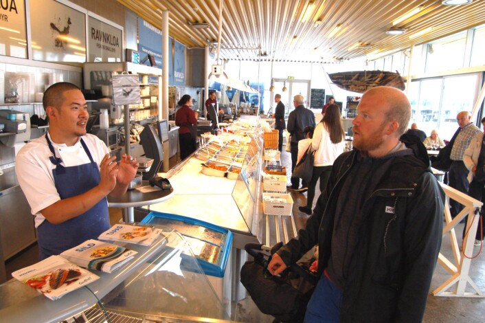 –Sild og makrell er undervurdert matfisk, mener forsker Erik Skontorp Hognes og Ravnkloas Keun Robert Buran. (Foto: Håvard Egge) –Sild og makrell er undervurdert matfisk, mener forsker Erik Skontorp Hognes og Ravnkloas Keun Robert Buran. (Foto: Håvard Egge)