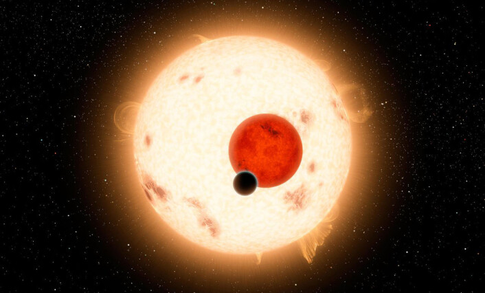 Planeten Kepler-16B går rundt en dobbeltstjerne i stjernebildet Svanen. Dobbeltstjernen består av en to stjerner, begge mindre og rødere enn vår sol. Planeten er på størrelse med Saturn i vårt solsystem. Bildet gir en antydning av hvor vanskelig det vil være å se lyset fra en mye mindre, jordlignende planet rundt en større og lysere sollignende stjerne. (Foto: Illustrasjon: NASA)) Planeten Kepler-16B går rundt en dobbeltstjerne i stjernebildet Svanen. Dobbeltstjernen består av en to stjerner, begge mindre og rødere enn vår sol. Planeten er på størrelse med Saturn i vårt solsystem. Bildet gir en antydning av hvor vanskelig det vil være å se lyset fra en mye mindre, jordlignende planet rundt en større og lysere sollignende stjerne. (Foto: Illustrasjon: NASA))