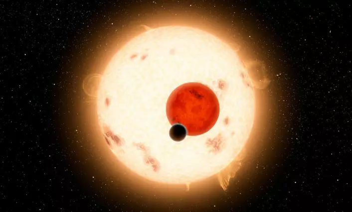 Planeten Kepler-16B går rundt en dobbeltstjerne i stjernebildet Svanen. Dobbeltstjernen består av en to stjerner, begge mindre og rødere enn vår sol. Planeten er på størrelse med Saturn i vårt solsystem. Bildet gir en antydning av hvor vanskelig det vil være å se lyset fra en mye mindre, jordlignende planet rundt en større og lysere sollignende stjerne. (Foto: Illustrasjon: NASA))
