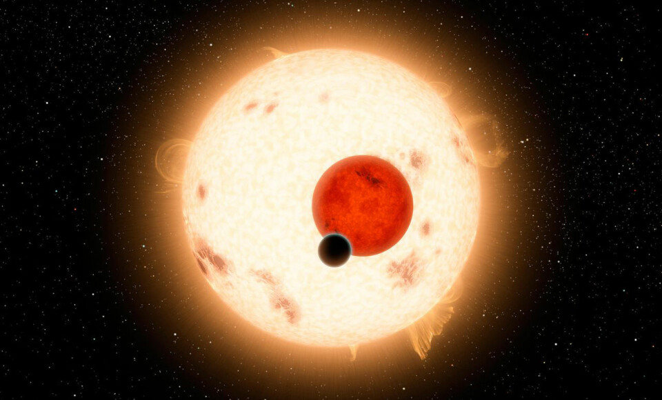 Planeten Kepler-16B går rundt en dobbeltstjerne i stjernebildet Svanen. Dobbeltstjernen består av en to stjerner, begge mindre og rødere enn vår sol. Planeten er på størrelse med Saturn i vårt solsystem. Bildet gir en antydning av hvor vanskelig det vil være å se lyset fra en mye mindre, jordlignende planet rundt en større og lysere sollignende stjerne. (Foto: Illustrasjon: NASA))