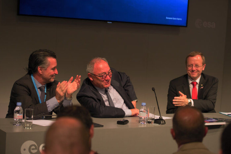 Jean-Jacques Dordain tar farvel som ESAs generaldirektør under en pressekonferanse i Paris 1. juli 2015. Den nye generaldirektøren er Johann-Dietrich Woerner til høyre på bildet. (Foto: ESA/P. Sebirot)