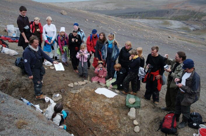 Formidling i felt! Når vi er på utgraving på Svalbard får vi besøk av fossilinteresserte turistgrupper. Foto: Hans Arne Nakrem Formidling i felt! Når vi er på utgraving på Svalbard får vi besøk av fossilinteresserte turistgrupper. Foto: Hans Arne Nakrem