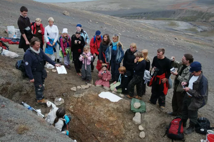 Formidling i felt! Når vi er på utgraving på Svalbard får vi besøk av fossilinteresserte turistgrupper. Foto: Hans Arne Nakrem