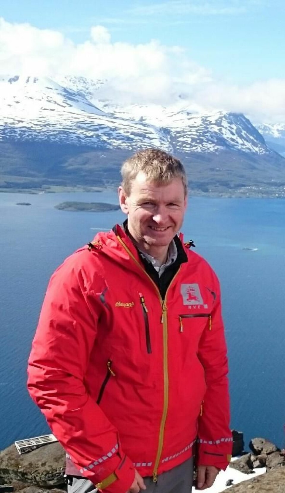 NVEs sjefsgeolog Lars Harald Blikra på det overvåka fjellpartiet Jettan i Troms. Utsyn mot Lyngen.   (Foto: Aart Verhage/NVE)