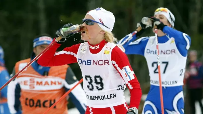 Norske toppidrettsutøvere får i seg drikke ut fra et regime tilpassa av Olympiatoppen. Her Therese Johaug under 30 km i Holmenkollen i 2008.&#13;
 (FOTO: SIGURDSØN, BJØRN / NTB SCANPIX)
