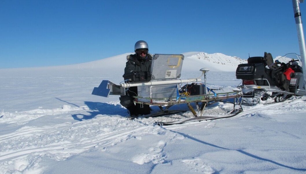 Når FFI-forskerne tester den første prototypen av RIMFAX-radaren kjører de over isbreer på Svalbard. Ved jevne mellomrom stopper de og lagrer dataene radaren produserer og sjekker at alt fungerer som det skal. (Foto: FFI) Når FFI-forskerne tester den første prototypen av RIMFAX-radaren kjører de over isbreer på Svalbard. Ved jevne mellomrom stopper de og lagrer dataene radaren produserer og sjekker at alt fungerer som det skal. (Foto: FFI)