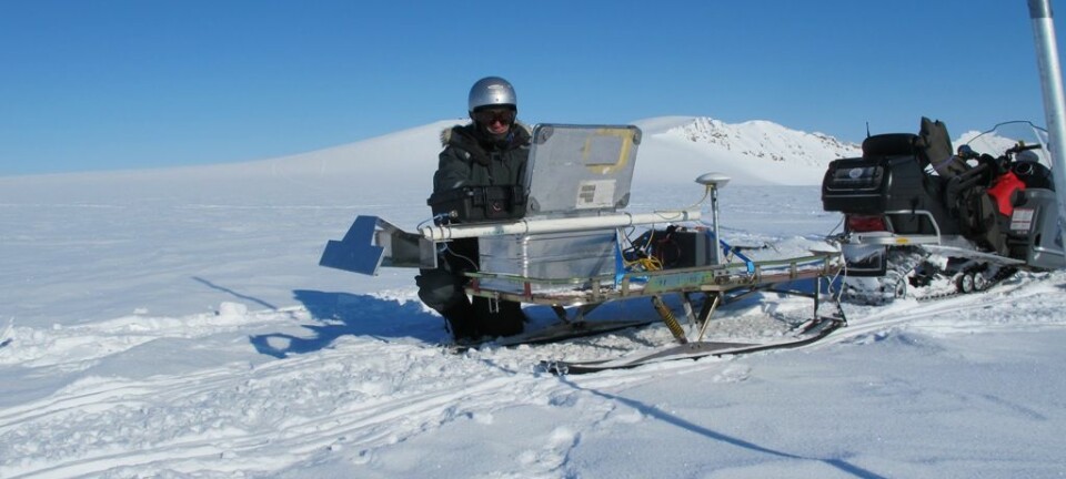 Når FFI-forskerne tester den første prototypen av RIMFAX-radaren kjører de over isbreer på Svalbard. Ved jevne mellomrom stopper de og lagrer dataene radaren produserer og sjekker at alt fungerer som det skal. (Foto: FFI)