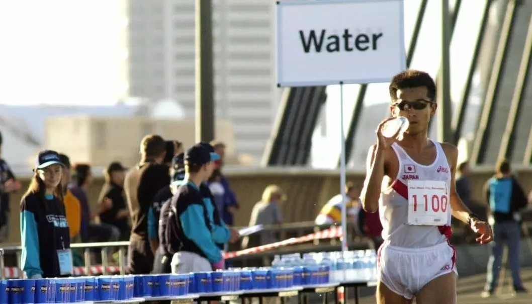 Det kan være farlig å drikke for mye før og under et maraton. (FOTO: RICK RYCROFT / AP)