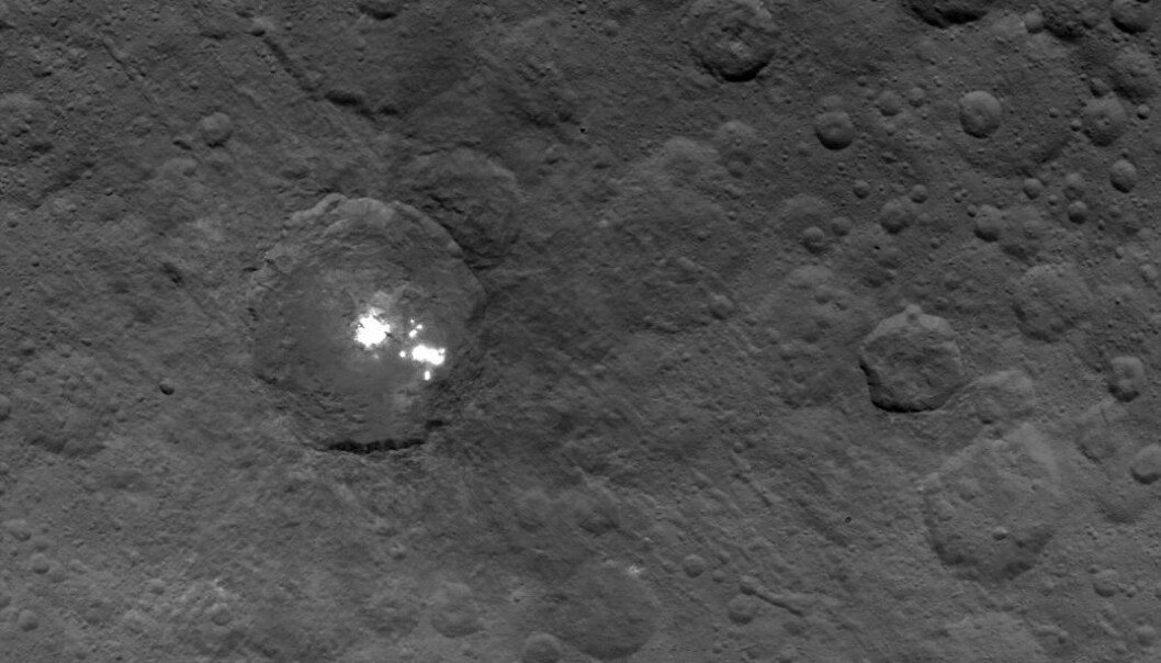 Flekker på Ceres, vulkaner på Venus