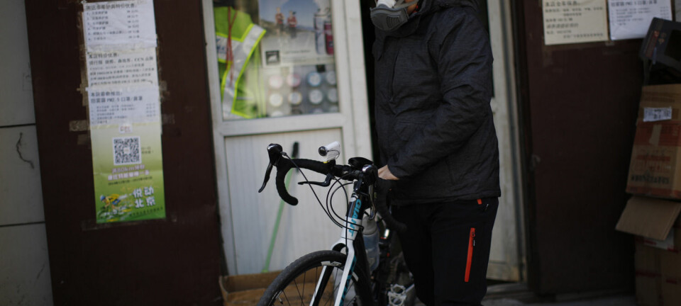 Sykling er bra for både miljøet og helsa, men i Beijing i Kina er syklistenes helse truet av svært forurenset luft. Mange velger å puste gjennom en maske. Et av tiltakene forskere foreslår for å bedre luftkvaliteten, er at vi kvitter oss med kullproduksjon. (Foto: Kim Kyung-Hoon/Reuters)