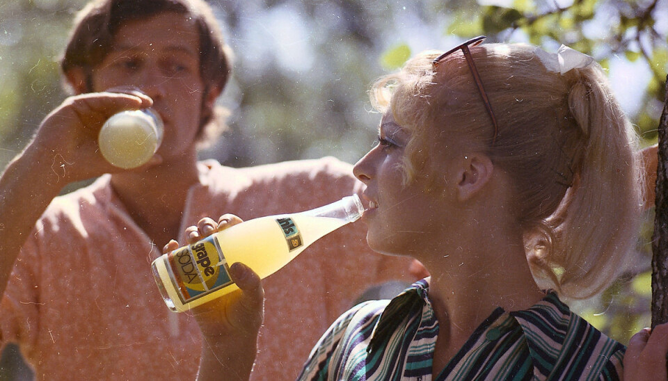 På 1970-tallet var søt brus sunt. Ifølge forskningen kunne du verken bli overvektig eller få hjerteproblemer av sukker. Bildet er et reklamefoto fra EC Dahl. (Foto: Schrøder / Sverresborg Trøndelag Folkemuseum)