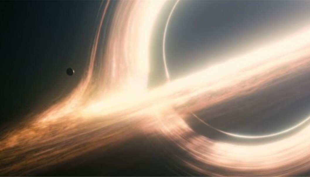I filmen Interstellar kretser en planet enormt raskt rundt et enormt sort hull. Det gjør at tiden går veldig langsomt, hvis man betrakter planeten utenfra. (Illustrasjon: Paramount) I filmen Interstellar kretser en planet enormt raskt rundt et enormt sort hull. Det gjør at tiden går veldig langsomt, hvis man betrakter planeten utenfra. (Illustrasjon: Paramount)