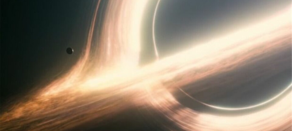 I filmen Interstellar kretser en planet enormt raskt rundt et enormt sort hull. Det gjør at tiden går veldig langsomt, hvis man betrakter planeten utenfra.  (Illustrasjon: Paramount)