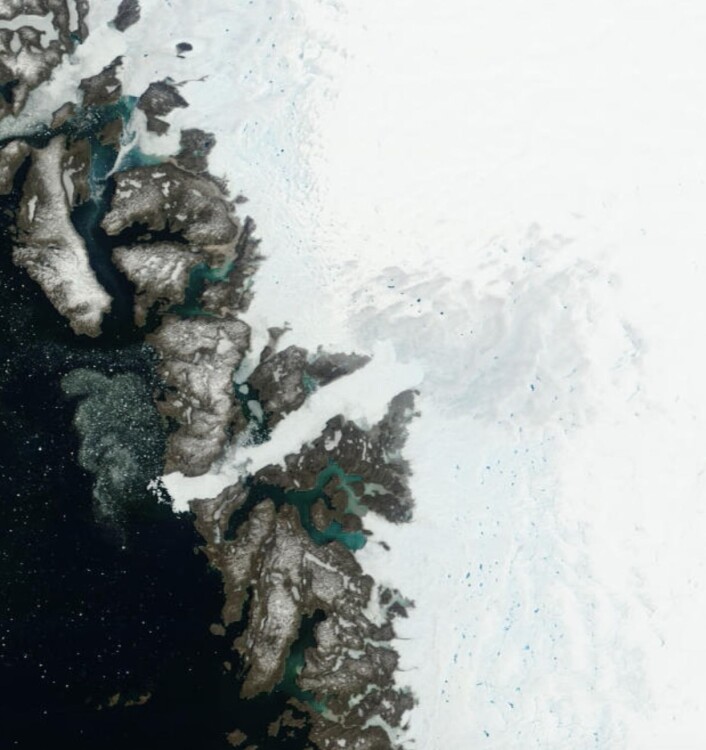 Jacobshavnbreen og smeltevannssjøer lenger inn, setter fra NASAs satellitt Terra 26. juni. (Bilde: NASA Terra MODIS) Jacobshavnbreen og smeltevannssjøer lenger inn, setter fra NASAs satellitt Terra 26. juni. (Bilde: NASA Terra MODIS)