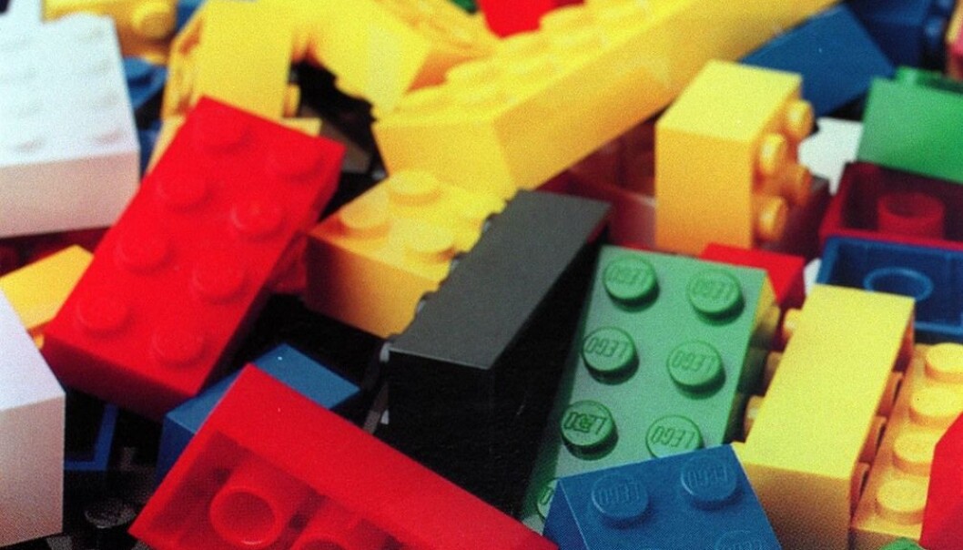 I en kreativitetstest fikk forsøkspersonene utdelt legoklosser. Det viste seg at de som fikk bygge hva de ville, var mer kreative enn de som måtte bygge en figur. (Foto: Heiko Junge, NTB scanpix) I en kreativitetstest fikk forsøkspersonene utdelt legoklosser. Det viste seg at de som fikk bygge hva de ville, var mer kreative enn de som måtte bygge en figur. (Foto: Heiko Junge, NTB scanpix)