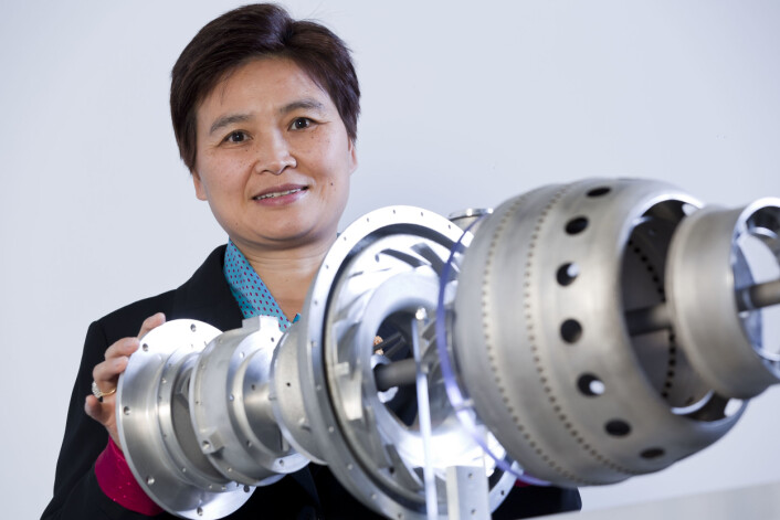 Professor Xinhua Wu fra Monash University i Australia, viser frem verdens første 3D-printede jetmotor. (Foto: Monash University) Professor Xinhua Wu fra Monash University i Australia, viser frem verdens første 3D-printede jetmotor. (Foto: Monash University)