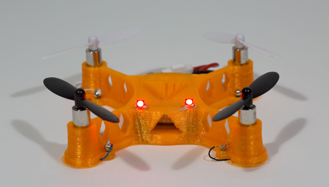 Vil du printe en liten drone? Det nye med Voxel8 sin printer er at den har et eget sølvblekk som leder strøm. Dermed kan du integrere plastikk og strømledninger sømløst i én bit istedenfor å montere sammen mange forskjellige deler. (Foto: Voxel8) Vil du printe en liten drone? Det nye med Voxel8 sin printer er at den har et eget sølvblekk som leder strøm. Dermed kan du integrere plastikk og strømledninger sømløst i én bit istedenfor å montere sammen mange forskjellige deler. (Foto: Voxel8)