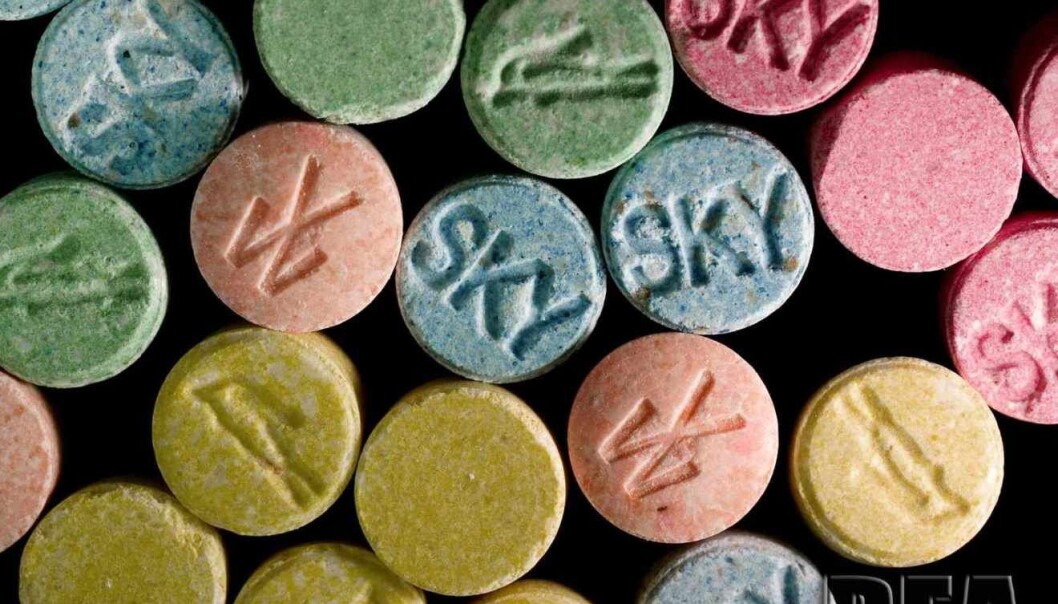Både i Norge og internasjonalt har retten til å bruke ecstasy-stoffet MDMA i behandlingen av psykiske lidelser blitt en kampsak. I Norge samler Teri Krebs og Pål-Ørjan Johansen inn penger for å starte produksjon av stoffet, og de ønsker å gjennomføre kliniske forsøk med MDMA i Norge. (Foto: Microstock/NTB scanpix) Både i Norge og internasjonalt har retten til å bruke ecstasy-stoffet MDMA i behandlingen av psykiske lidelser blitt en kampsak. I Norge samler Teri Krebs og Pål-Ørjan Johansen inn penger for å starte produksjon av stoffet, og de ønsker å gjennomføre kliniske forsøk med MDMA i Norge. (Foto: Microstock/NTB scanpix)