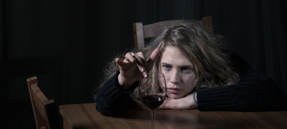 Psykiske plager gir ikke mer tenåringsfyll, ifølge ny studie. Det er de triste unge voksne som drikker for beruselsens skyld. (Foto: Microstock)