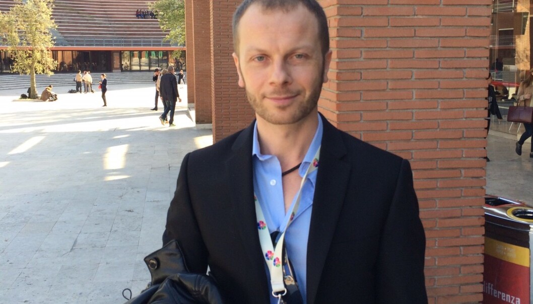 Daniele Fanelli forsker på fabrikkering, forfalskning og plagiering i forskning. Og han prøver å finne svar på hvorfor noen forskere holder igjen negative resultater og bare publiserer de positive. (Foto: Johanne Severinsen) Daniele Fanelli forsker på fabrikkering, forfalskning og plagiering i forskning. Og han prøver å finne svar på hvorfor noen forskere holder igjen negative resultater og bare publiserer de positive. (Foto: Johanne Severinsen)