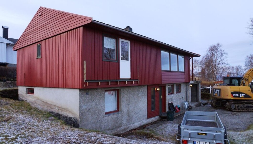 Når Sissel Kjøglum og Lars Audun Nornes skulle oppgradere eneboligen sin fra 1970-tallet var det viktig for dem å redusere energiforbruket i samme slengen. Prosjektet har vart i snart tre år. Paret er ikke i tvil om at de gjerne skulle benyttet seg av en samarbeidsgruppe og kun hatt en fagperson å forholde seg til som tok ansvaret for alt. (Foto: Privat utlån) Når Sissel Kjøglum og Lars Audun Nornes skulle oppgradere eneboligen sin fra 1970-tallet var det viktig for dem å redusere energiforbruket i samme slengen. Prosjektet har vart i snart tre år. Paret er ikke i tvil om at de gjerne skulle benyttet seg av en samarbeidsgruppe og kun hatt en fagperson å forholde seg til som tok ansvaret for alt. (Foto: Privat utlån)