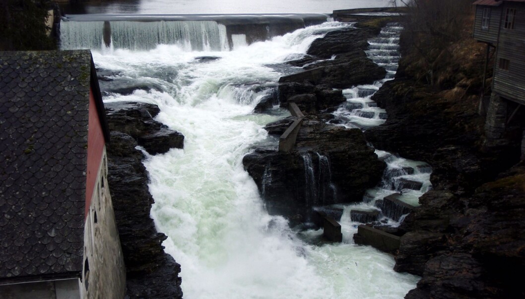 Kraftverket ved Palmafossen kan gi mer energi og samtidig gjøre det lettere for fisk å ta seg opp laksetrappa til høyre i bildet. (Foto: Hans-Petter Fjeldstad, Sintef) Kraftverket ved Palmafossen kan gi mer energi og samtidig gjøre det lettere for fisk å ta seg opp laksetrappa til høyre i bildet. (Foto: Hans-Petter Fjeldstad, Sintef)