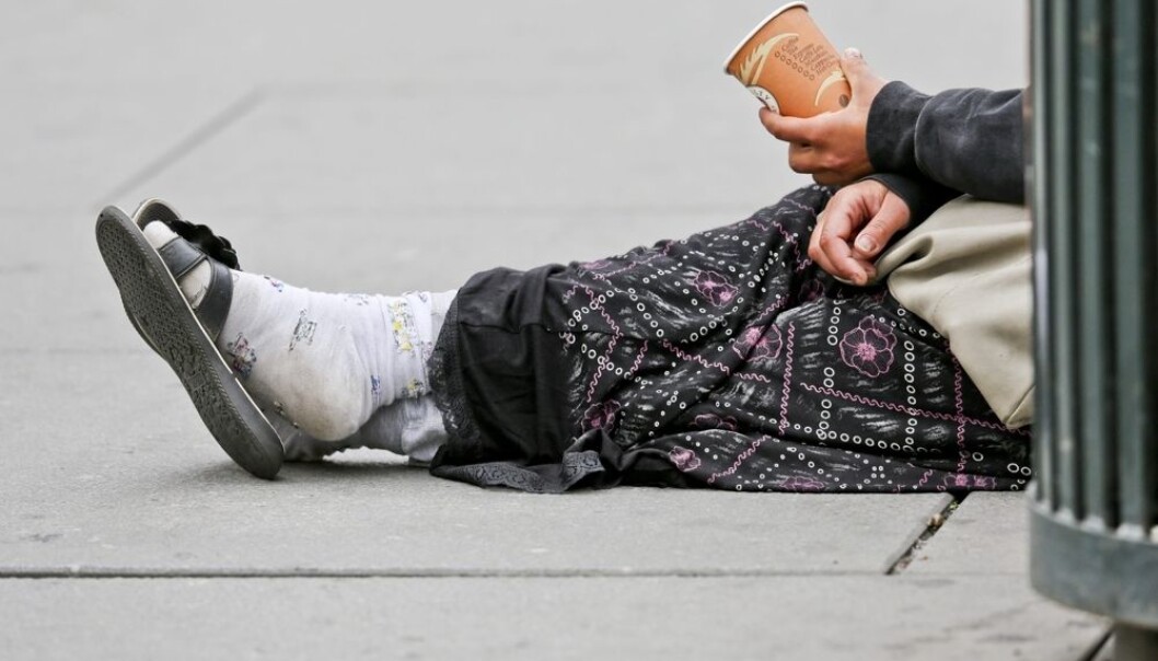 I Stockholm blir rom og rumenere som lever på gata generelt bedre behandlet enn de blir i Oslo, i følge en ny undersøkelse. Likevel er det flere som sier at de ønsker å komme tilbake til Oslo enn til Stockholm. (Foto: Stein J Bjørge, scanpix) I Stockholm blir rom og rumenere som lever på gata generelt bedre behandlet enn de blir i Oslo, i følge en ny undersøkelse. Likevel er det flere som sier at de ønsker å komme tilbake til Oslo enn til Stockholm. (Foto: Stein J Bjørge, scanpix)