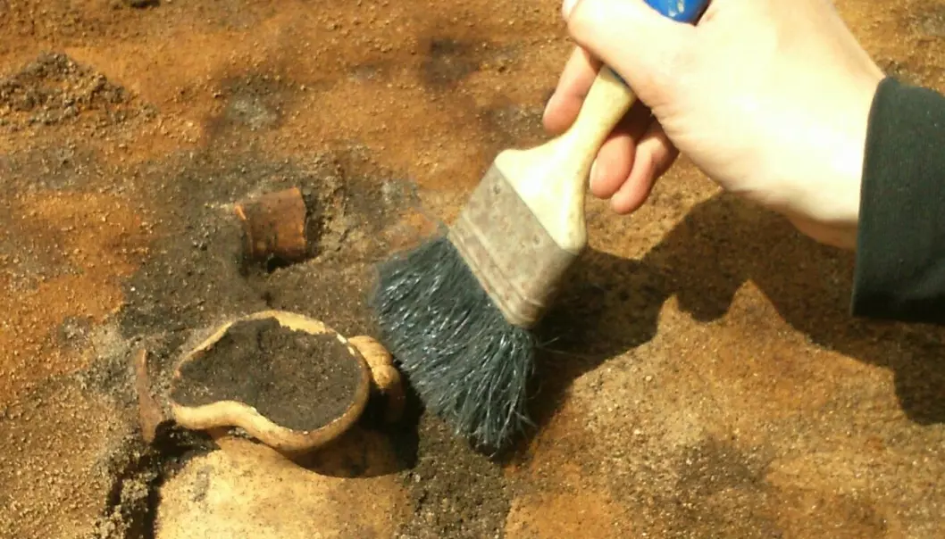 En liten keramikkanne ga arkeologene hakeslipp. Noe slikt er aldri funnet i Danmark. (Foto: Sydvestjyske Museer)