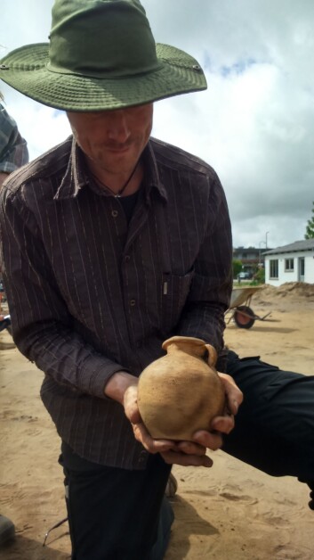 Søren Sindbæk var leder av utgravingen der kannen ble funnet. Her er han med den lille vinkanna som har ført til så mye oppstyr. (Foto: Sydvestjyske Museer) Søren Sindbæk var leder av utgravingen der kannen ble funnet. Her er han med den lille vinkanna som har ført til så mye oppstyr. (Foto: Sydvestjyske Museer)