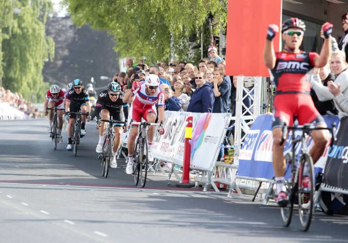 ...for Thor Hushovd klarte å holde unna inn til mål i hjembyen Grimstad under NM i 2013. Alexander Kristoff banner i bakgrunnen. (Foto: Tor Erik Schrøder, NTB scanpix) ...for Thor Hushovd klarte å holde unna inn til mål i hjembyen Grimstad under NM i 2013. Alexander Kristoff banner i bakgrunnen. (Foto: Tor Erik Schrøder, NTB scanpix)