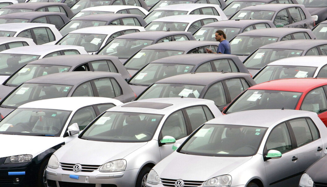 VW Golf har gjort motorene stadig mer bensingjerrige og miljøvennlige. Men på grunn av forbrukernes nye krav til komfort og sikkerhet har vekten på bilen økt med 50 prosent. Dette gjorde at drivstofforbruket per bil bare ble redusert med seks prosent. (Foto: Yves Herman, Reuters) VW Golf har gjort motorene stadig mer bensingjerrige og miljøvennlige. Men på grunn av forbrukernes nye krav til komfort og sikkerhet har vekten på bilen økt med 50 prosent. Dette gjorde at drivstofforbruket per bil bare ble redusert med seks prosent. (Foto: Yves Herman, Reuters)