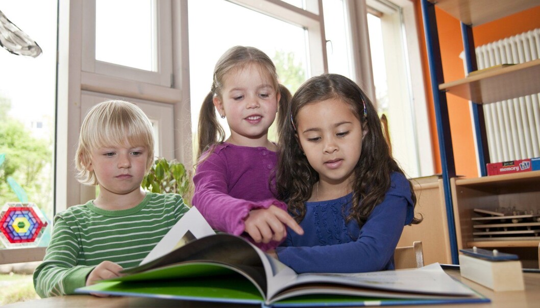 Det er et kjent faktum at små jenter er språklig tidligere ute enn guttene. Nå viser en studie fra Lesesenteret at jenter også er mest interessert å lese, rime og leke med ord enn gutta. (Foto: Pixtal/Scanpix) Det er et kjent faktum at små jenter er språklig tidligere ute enn guttene. Nå viser en studie fra Lesesenteret at jenter også er mest interessert å lese, rime og leke med ord enn gutta. (Foto: Pixtal/Scanpix)