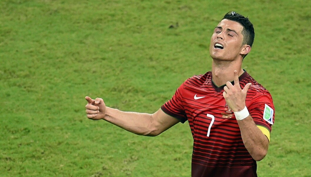 Cristiano Ronaldo fortviler under fjorårets VM-kamp mot USA. Det gjorde sikkert også de som hadde gamblet på at han skulle score først og at laget hans skulle vinne stort. Resultatet ble 2–2. Nani sto for Portugals 1-0-mål. Etter to amerikanske scoringer utlignet Varela på overtid. (Foto: Fabrice Coffrini, AFP) Cristiano Ronaldo fortviler under fjorårets VM-kamp mot USA. Det gjorde sikkert også de som hadde gamblet på at han skulle score først og at laget hans skulle vinne stort. Resultatet ble 2–2. Nani sto for Portugals 1-0-mål. Etter to amerikanske scoringer utlignet Varela på overtid. (Foto: Fabrice Coffrini, AFP)