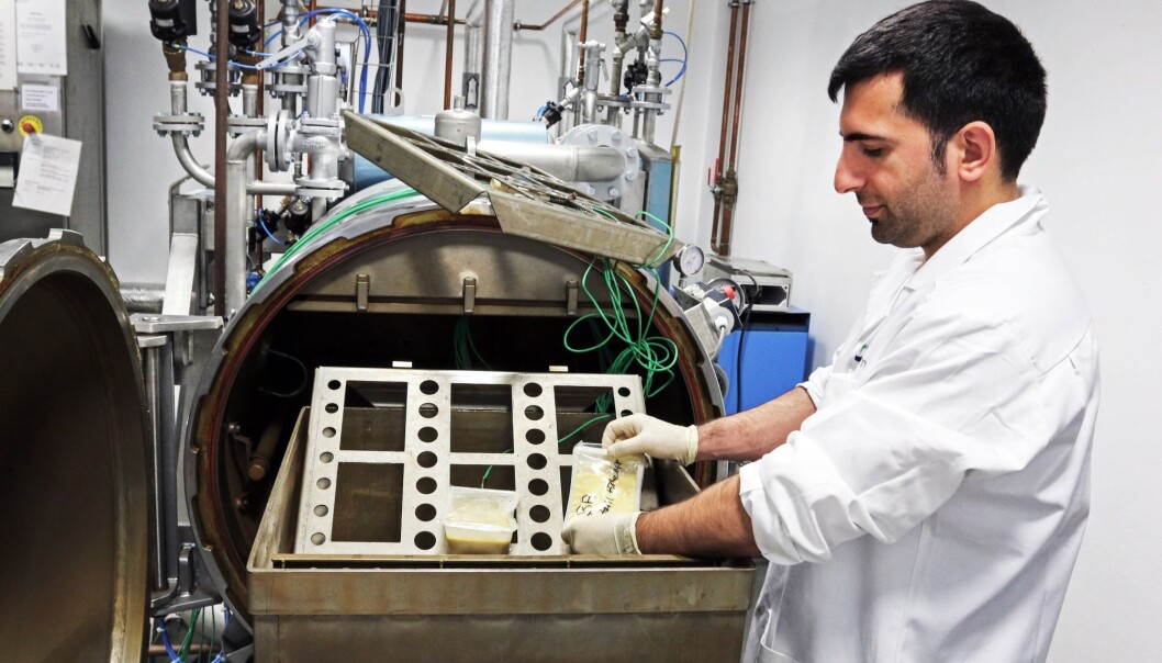 Baris Ates rister fiskesuppe tilsatt Listeria- og Bacillus-bakterier i denne Shaka-autoklaven. Suppa ble trygg på mye kortere tid enn ved bruk av vanlig statisk autoklav. (Foto: Lidunn Mosaker Boge) Baris Ates rister fiskesuppe tilsatt Listeria- og Bacillus-bakterier i denne Shaka-autoklaven. Suppa ble trygg på mye kortere tid enn ved bruk av vanlig statisk autoklav. (Foto: Lidunn Mosaker Boge)