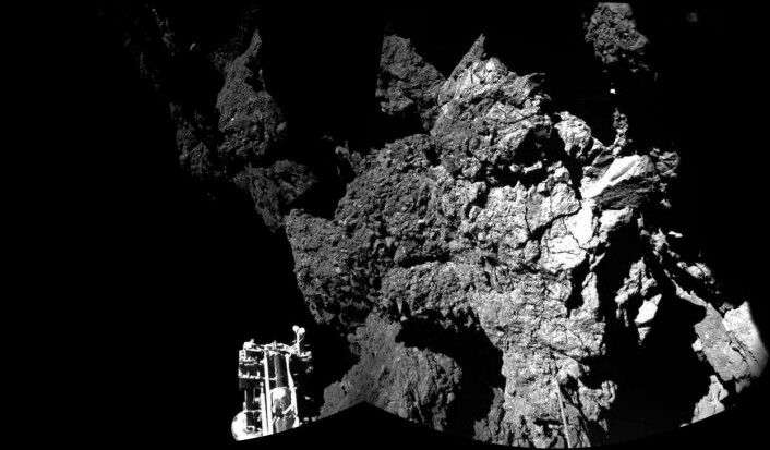 Utsikten fra Philaes landingssted på kometen 67P. Et av Philaes bein sees nederst til venstre. (Foto: ESA) Utsikten fra Philaes landingssted på kometen 67P. Et av Philaes bein sees nederst til venstre. (Foto: ESA)