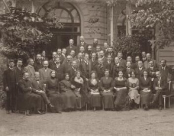 Allerede i 1911 hadde psykoanalysen spredt seg til flere land. Her et bilde av de deltakerne på den internasjonale psykoanalytiske kongressen i 1911. Sigmund Freud rager opp i midten av forsamlingen som nummer åtte fra venstre i andre rekke. (Foto: ukjent) Allerede i 1911 hadde psykoanalysen spredt seg til flere land. Her et bilde av de deltakerne på den internasjonale psykoanalytiske kongressen i 1911. Sigmund Freud rager opp i midten av forsamlingen som nummer åtte fra venstre i andre rekke. (Foto: ukjent)