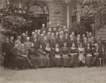 Allerede i 1911 hadde psykoanalysen spredt seg til flere land. Her et bilde av de deltakerne på den internasjonale psykoanalytiske kongressen i 1911. Sigmund Freud rager opp i midten av forsamlingen som nummer åtte fra venstre i andre rekke.  (Foto: ukjent)
