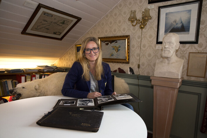 Daglig leder og førsteamanuensis ved Polarmuseet, Lena Aarekol, ble nysgjerrig på et bilde hun fant i et fotoalbum. Det ble begynnelsen på en ny forståelse av den tidligere turismen og trofejakten i Arktis. (Foto: Stig Brøndbo) Daglig leder og førsteamanuensis ved Polarmuseet, Lena Aarekol, ble nysgjerrig på et bilde hun fant i et fotoalbum. Det ble begynnelsen på en ny forståelse av den tidligere turismen og trofejakten i Arktis. (Foto: Stig Brøndbo)