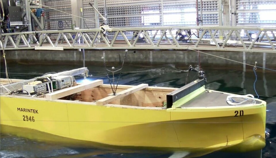 Her testes en kunstig hvalhale i skipsmodelltanken på Tyholt. (Foto: Ingvil Snøfugl og Siw Hermanstad, Marintek/Sintef)