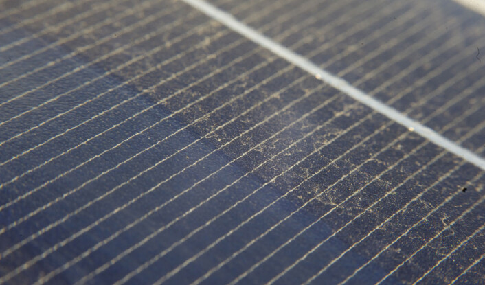 Til venstre: Rene solceller. Til høyre: Solceller dekket av støv. Fra anlegget i Kalkbult, Sør-Afrika. (Foto: Institutt for energiteknikk) Til venstre: Rene solceller. Til høyre: Solceller dekket av støv. Fra anlegget i Kalkbult, Sør-Afrika. (Foto: Institutt for energiteknikk)