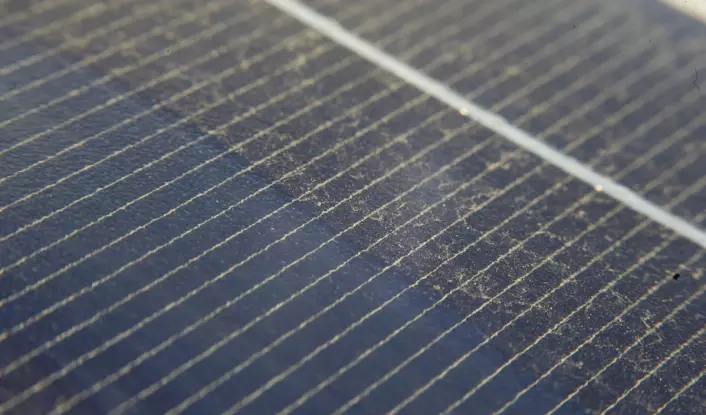 Til venstre: Rene solceller. Til høyre: Solceller dekket av støv. Fra anlegget i Kalkbult, Sør-Afrika. (Foto: Institutt for energiteknikk)