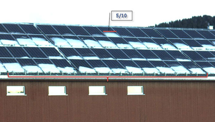 I Norge kan snø legge seg nederst på solcellene. Solcellene er koblet i serie. Skyggen virker derfor som en propp for hele strømkretsen. Dette bildet er fra Norges største solcellepanel på flerbrukshuset Låven på Evenstad, tilhørende Høgskolen i Hedmark. (Foto: Fra masteroppgaven til Anna Pettersen, Institutt for energiteknikk) I Norge kan snø legge seg nederst på solcellene. Solcellene er koblet i serie. Skyggen virker derfor som en propp for hele strømkretsen. Dette bildet er fra Norges største solcellepanel på flerbrukshuset Låven på Evenstad, tilhørende Høgskolen i Hedmark. (Foto: Fra masteroppgaven til Anna Pettersen, Institutt for energiteknikk)