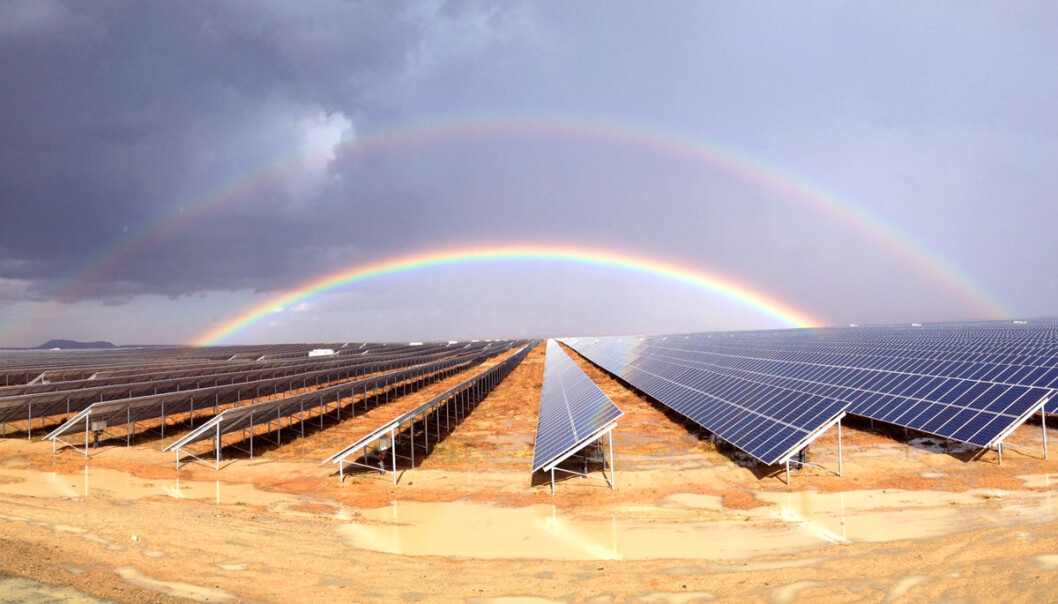 Det norske firmaet Scatec Solar har vært med på å bygge et stort solkraftverk i halvørkenen Karoo. Her skal forskere fra Institutt for energiteknikk nå bygge et testanlegg for å finne ut hvor mye effekt som blir borte når ørkenstøvet dekker cellene. Målet er å bygge en teoretisk modelle som kan brukes til å forutsi tapet også andre steder. (Foto: Scatec/Institutt for energiteknikk) Det norske firmaet Scatec Solar har vært med på å bygge et stort solkraftverk i halvørkenen Karoo. Her skal forskere fra Institutt for energiteknikk nå bygge et testanlegg for å finne ut hvor mye effekt som blir borte når ørkenstøvet dekker cellene. Målet er å bygge en teoretisk modelle som kan brukes til å forutsi tapet også andre steder. (Foto: Scatec/Institutt for energiteknikk)