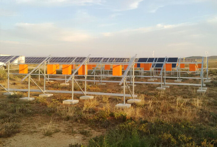 Et testfelt med 24 paneler bygges nå på solkraftverket Kalkbult i halvørkenen Karoo i Sør-Afrika. Anlegget skal blant annet måle vind, nedbør, luftfuktighet og hvor mye lys som dempes av støv på solcellene. (Foto: Institutt for energiteknikk) Et testfelt med 24 paneler bygges nå på solkraftverket Kalkbult i halvørkenen Karoo i Sør-Afrika. Anlegget skal blant annet måle vind, nedbør, luftfuktighet og hvor mye lys som dempes av støv på solcellene. (Foto: Institutt for energiteknikk)