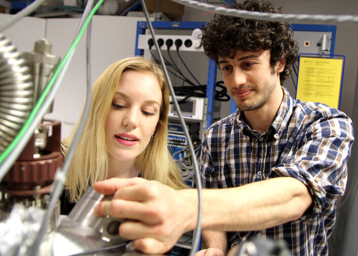 Student Lise Ramlet Østli og stipendiat Federico Mazzola undersøker prøver. (Foto: Per Henning, NTNU) Student Lise Ramlet Østli og stipendiat Federico Mazzola undersøker prøver. (Foto: Per Henning, NTNU)