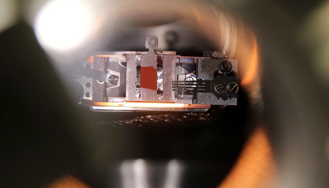 Røntgen fotoelektron-spektroskopi (XPS) er en metode som gjør det mulig å undersøke overflatekjemien til spesifikke materialer. Prøven blir bestrålt med røntgen og frigjør elektroner. Disse elektroner bliver oppsamlet og analysert, og ut fra disse analysene kan man få informasjon om kjemiske sammensetning og bindingsenergier i materialets overflate. (Foto: Per Henning, NTNU) Røntgen fotoelektron-spektroskopi (XPS) er en metode som gjør det mulig å undersøke overflatekjemien til spesifikke materialer. Prøven blir bestrålt med røntgen og frigjør elektroner. Disse elektroner bliver oppsamlet og analysert, og ut fra disse analysene kan man få informasjon om kjemiske sammensetning og bindingsenergier i materialets overflate. (Foto: Per Henning, NTNU)