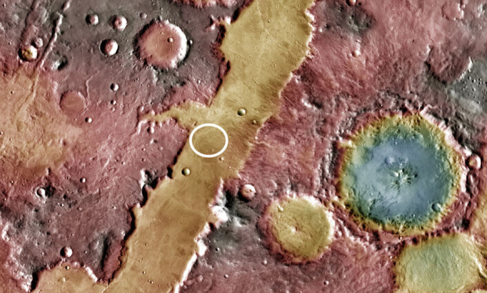 Ett av kraterne på Mars som inneholder glass, er Hargraves, markert i blått til høyre i bildet. Det ligger nær kløften Nili Fossae. Det kan ha vært et godt sted for liv for milliarder av år siden. Stedet er også en mulig landingsplass for den amerikanske marssonden Mars 2020. Denne sonden kunne ta glassrestene i nærmere øyensyn. (Foto: NASA/JPL- Caltech/Arizona State University) Ett av kraterne på Mars som inneholder glass, er Hargraves, markert i blått til høyre i bildet. Det ligger nær kløften Nili Fossae. Det kan ha vært et godt sted for liv for milliarder av år siden. Stedet er også en mulig landingsplass for den amerikanske marssonden Mars 2020. Denne sonden kunne ta glassrestene i nærmere øyensyn. (Foto: NASA/JPL- Caltech/Arizona State University)