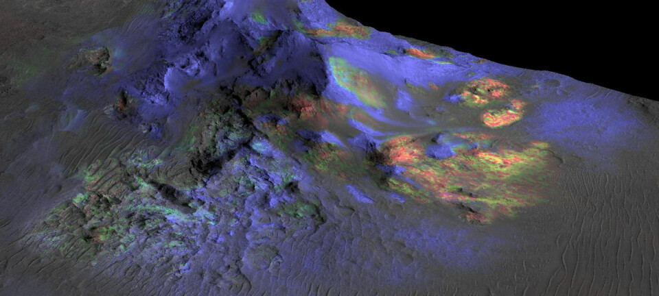 Områder med glass er grønne i dette fargekodede bildet av krateret Alga på Mars. Glasset ble dannet da meteorkollisjoner smeltet stein for milliarder av år siden. Slike glassrester kan inneholde rester av liv, viser lignende funn på jorda. Bildet er laget med data fra den amerikanske romsonden Mars Reconnaissance Orbiter. (Bilde: NASA/JPL-  Caltech/Arizona State University)